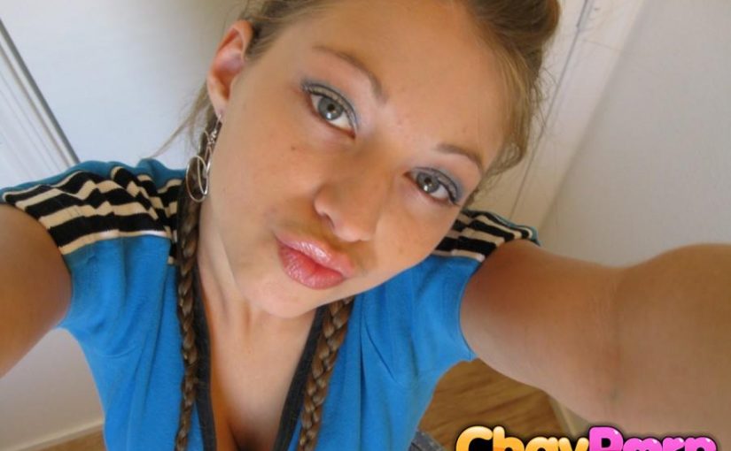 Scouse chav girl finger bates her tight pussy live at ChavPorn.com